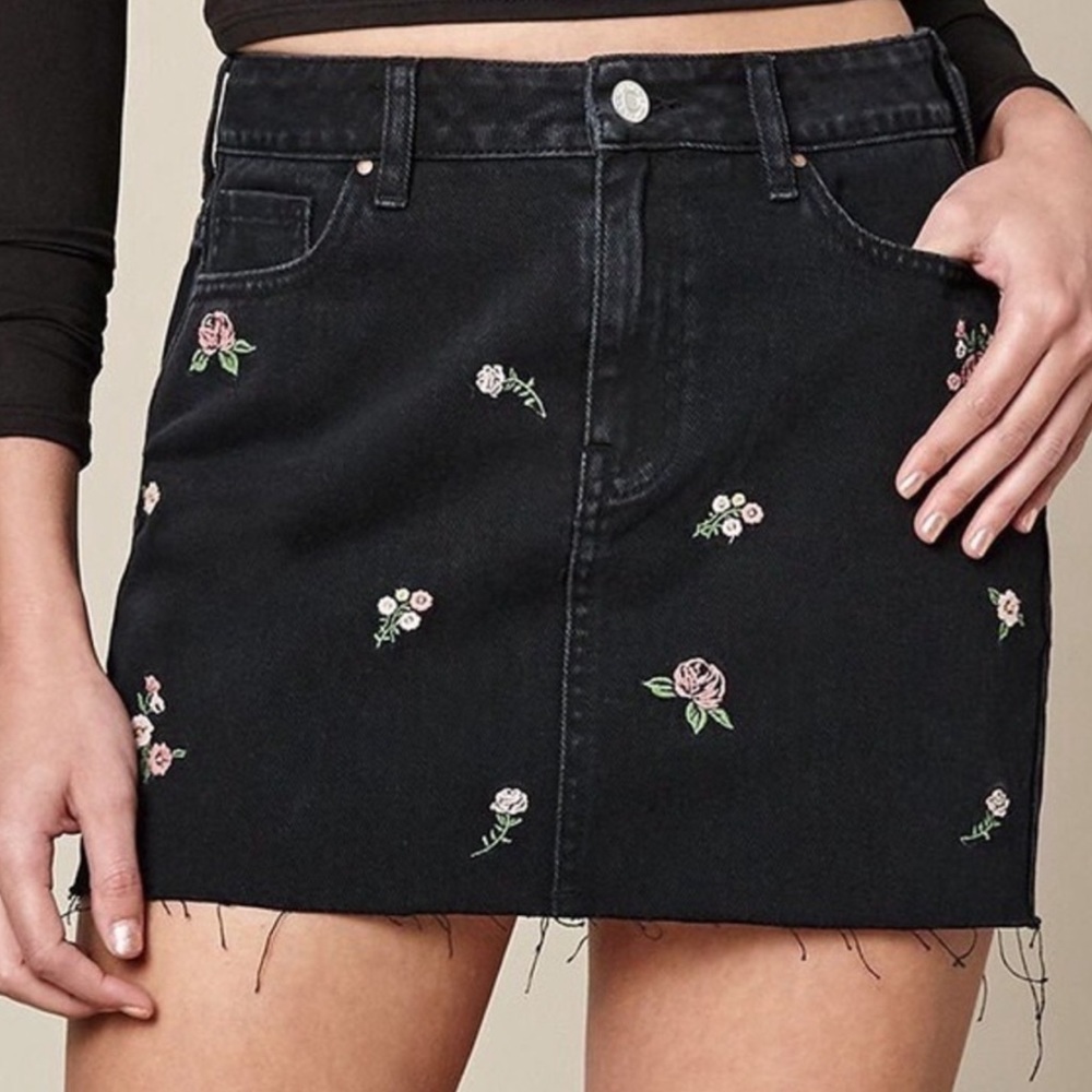 Pacsun NWOT Floral Embroidered Black Denim Skirt